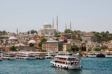 İstanbul 'un tarihi merkezinin panoramik görünümü, Boğaz' ın kıyısındaki mimari.