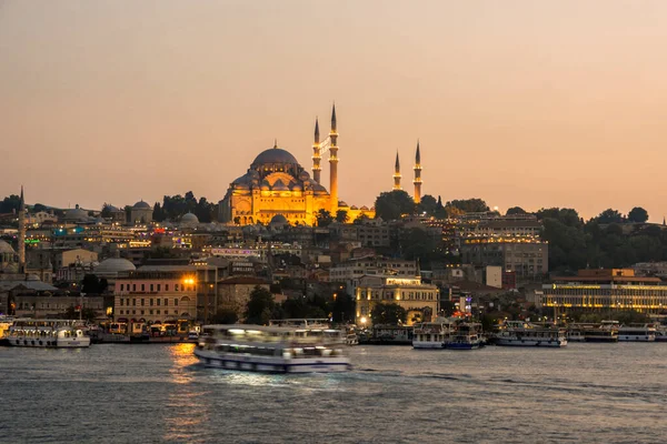 Günbatımı İstanbul, Türkiye 'de Süleyman Camii (Osmanlı İmparatorluğu Camii) ile birlikte. İstanbul 'daki Galata Köprüsü' nden görüntü. görünüm istanbul