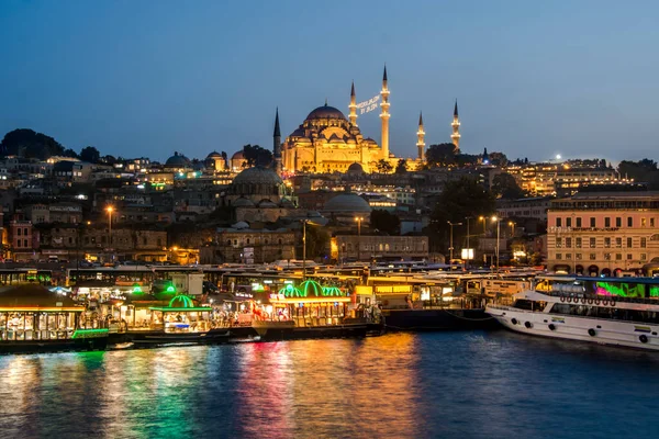 İstanbul, Türkiye 'de Süleyman Camii (Osmanlı İmparatorluğu Camii) ile gece. İstanbul 'daki Galata Köprüsü' nden görüntü. gün batımı