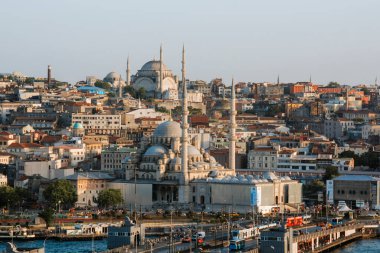 İstanbul 'un tarihi merkezinin panoramik görünümü, Boğaz' ın kıyısındaki mimari.