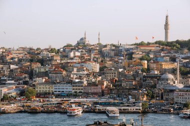İstanbul 'un tarihi merkezinin panoramik görünümü, Boğaz' ın kıyısındaki mimari.