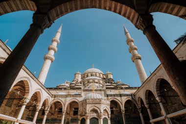 Mavi Cami olarak bilinen Sultan Ahmed Camii İstanbul 'da tarihi bir camidir. İç avludan görünüm.