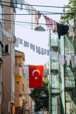 İstanbul sokaklarında Türk ulusal bayrağı. gün batımı