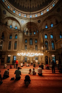 Eyüp Sultan Mozole Camii 'nin iç manzarası. Birçok insan dua ediyor. İstanbul Camii. Türkiye