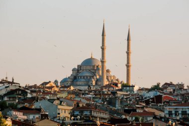 İstanbul 'daki Mavi Cami veya Sultanahmet Camii. Yazın güzel Mavi Cami manzarası. İstanbul 'un eski merkezindeki ünlü tarihi caminin güzel manzarası. Türkiye