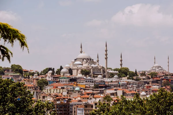 Ayasofya manzarası. Günbatımında İstanbul 'un merkezindeki tarihi tapınak. Türkiye