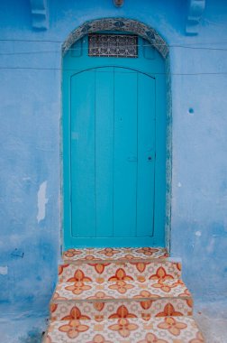 Fas 'ın Chaouen şehrinde renkli mavi cadde