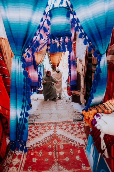 Kolorowy Rynek Uliczny Maroko Sprzedaż Wyrobów Włókienniczych Ulicy — Zdjęcie stockowe