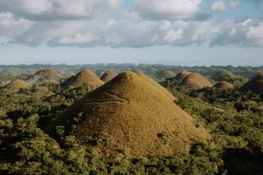 Güneşli bir öğleden sonra çikolata tepelerinin manzarası
