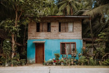 Filipinler 'de yola bağlı küçük renkli bir ev.