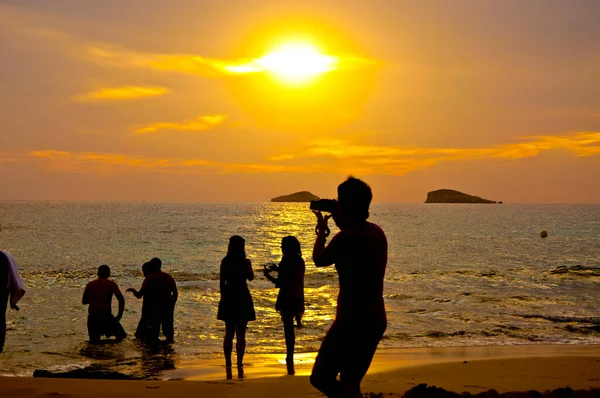 在Ibiza岛Benirras海滩观看日落的人们 船只抛锚 人们在海滩上散步和坐着 — 图库照片