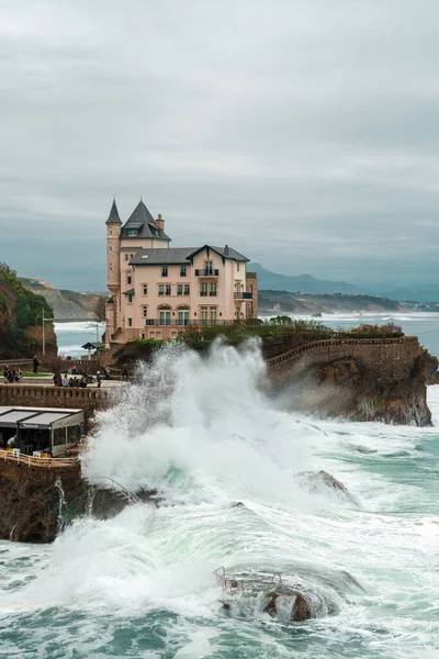 Biarritz, Fransa, Biscay Körfezi, Atlantik Okyanusu 'nun kayalık Bask Sahili dramatik günbatımı ışığı. Büyük dalga