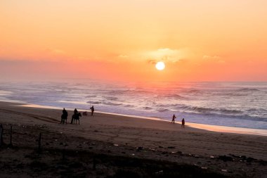 Günün son güneş ışığı Atlantik Okyanusu üzerinde gün batımıyla Agadir Sahili, Fas, Afrika 'dan