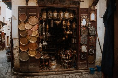 Marakeş, Fas 'taki bir pazarda satışta olan geleneksel lambaların seçimi.