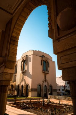 The Hassan II Camii 'nin müze alanının kısmen manzarası - 1993 yılında inşa edilen geniş, okyanus manzaralı cami, karmaşık bir dekor ve yükselen 210 metrelik minareyle..