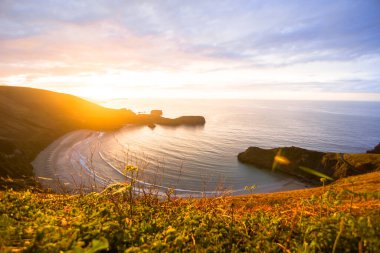 Llanes 'deki Torimbia plajında gün batımı. günbatımı plajı