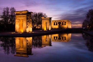 Templo de Debod 'da gün batımı. Debod Tapınağı, İspanya 'nın Madrid şehrinde yeniden inşa edilen eski bir Mısır tapınağıdır..