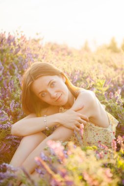 Mor Field'da sarı elbiseli kız