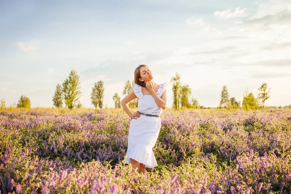 Menina Vestido Amarelo Campo Roxo — Fotografia de Stock