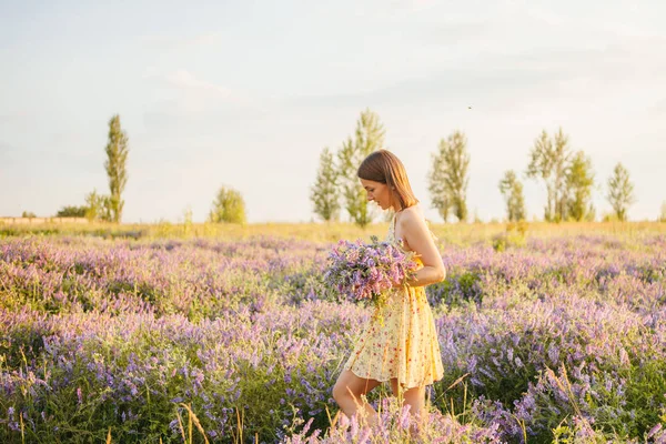 Menina Vestido Amarelo Campo Roxo — Fotografia de Stock