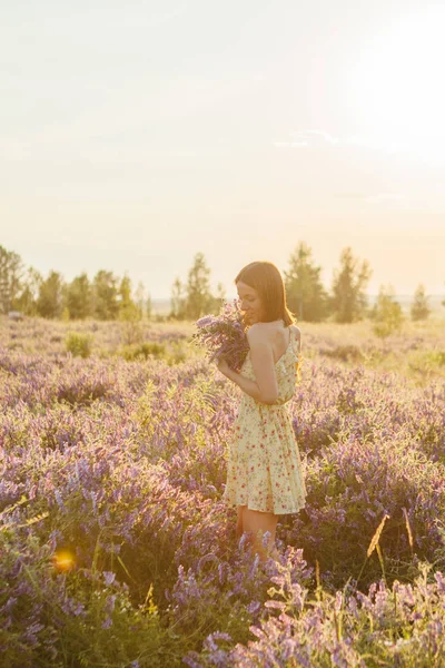 Fille Robe Jaune Champ Violet — Photo