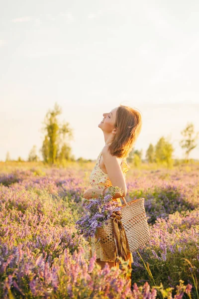 Menina Vestido Amarelo Campo Roxo — Fotografia de Stock