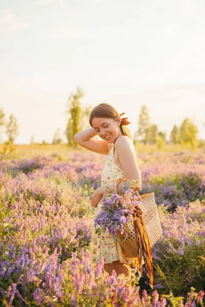 Flicka Gul Klänning Lila Fält — Stockfoto