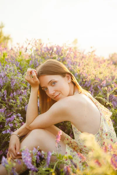 Menina Vestido Amarelo Campo Roxo — Fotografia de Stock