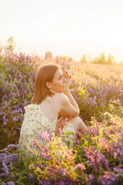 Menina Vestido Amarelo Campo Roxo — Fotografia de Stock