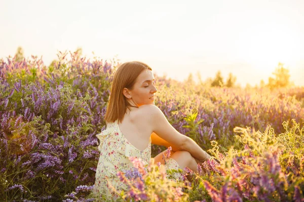 Fille Robe Jaune Champ Violet — Photo