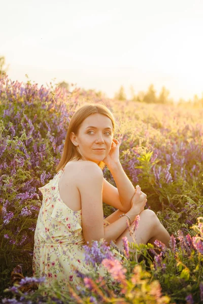 Девушка Жёлтом Платье Фиолетовом Поле — стоковое фото