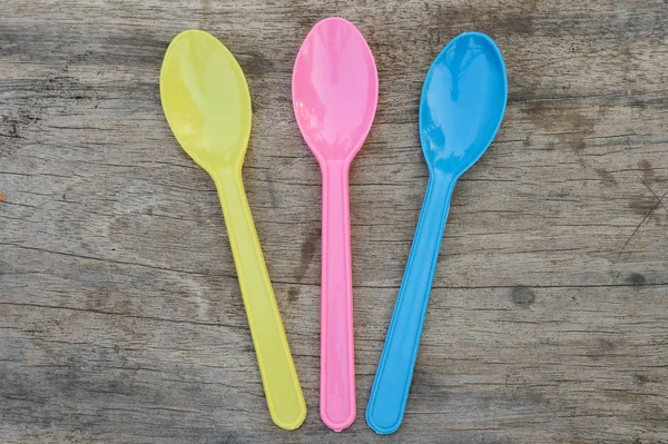 eski ahşap arka plan üzerinde plastik kaşık grubu