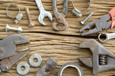 Ahşap arkaplanda eski araçlar seti