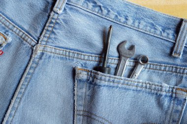 eski kot pantolon cebinde arka planda araçları seti