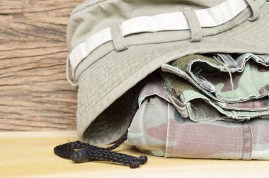 Ordu pantolon ve ahşap zemin üzerine şapka