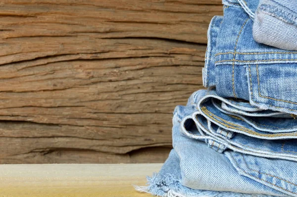 Lote Jeans Azul Diferente Fundo Madeira — Fotografia de Stock