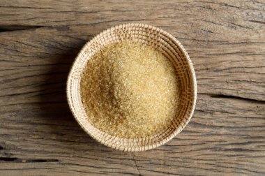 hasır sepet ahşap arka plan üzerinde kahverengi şeker