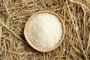 hasır sepet pirinç saman arka plan üzerinde beyaz pirinç