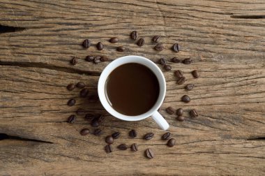 kahve kahve çekirdeği üzerinde ahşap masa ile