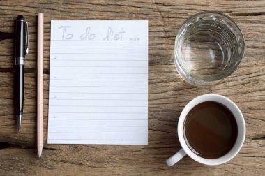 ahşap masa kahve fincanı, içme suyu, kalem ve kalem ile ilgili yapılacaklar listesi