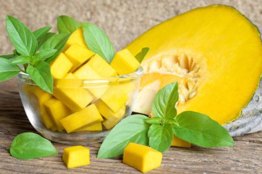 ahşap masa üzerinde olgunlaşmış Tay kabak hazırlamak yemek pişirmek için