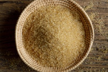 hasır sepet ahşap arka plan üzerinde kahverengi şeker