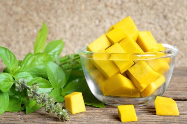 ahşap masa üzerinde olgunlaşmış Tay kabak hazırlamak yemek pişirmek için