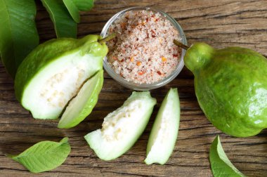 ahşap masa üzerinde çeşni ile yeşil guava