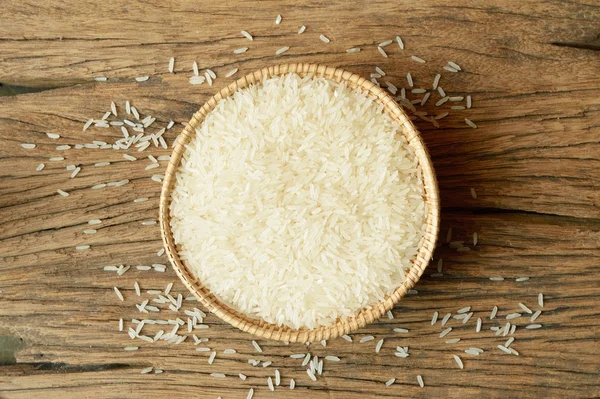 hasır sepet ahşap arka plan üzerinde beyaz pirinç