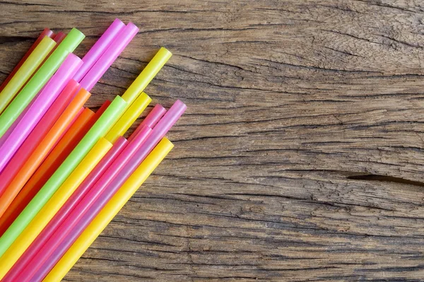 Colorido Plástico Beber Paja Sobre Fondo Madera — Foto de Stock