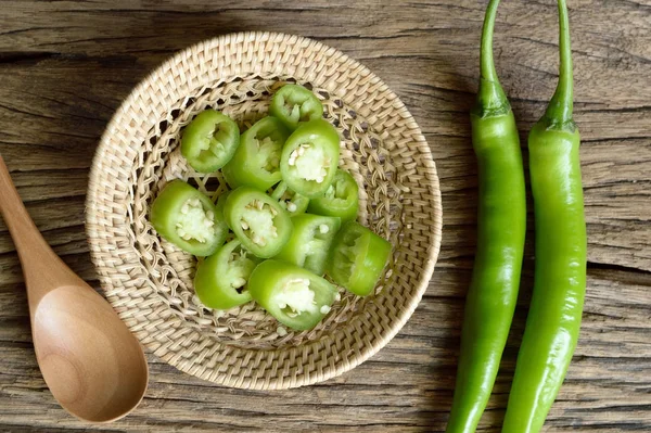 Grön Paprika Korg Trä Bakgrund — Stockfoto