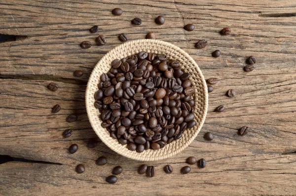 Granos Café Canasta Mimbre Sobre Fondo Madera — Foto de Stock