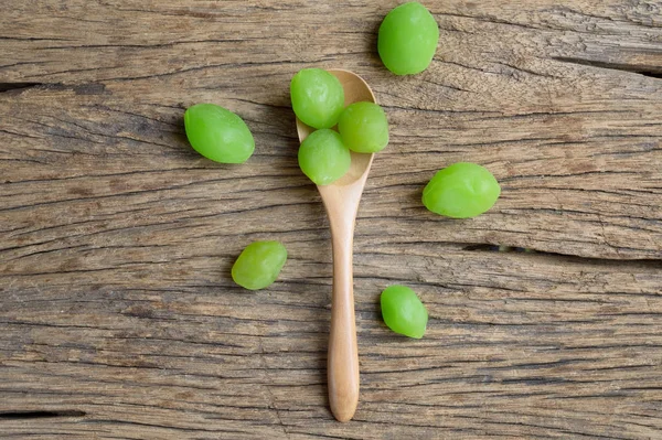 Gröna Ättikslag Myrobalanfrukter Frukt Sked Träbord — Stockfoto