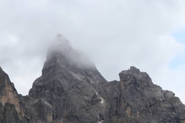 Bulutlu bir kaya dağına yakın çekim